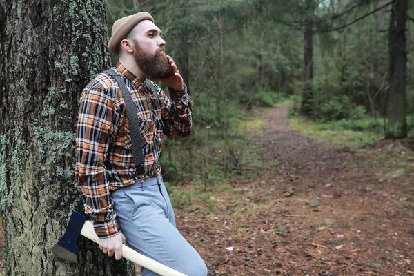 Büyük Bir Balta Ile Sakallı Bir Oduncu Ağaç Felling Önce — Stok fotoğraf