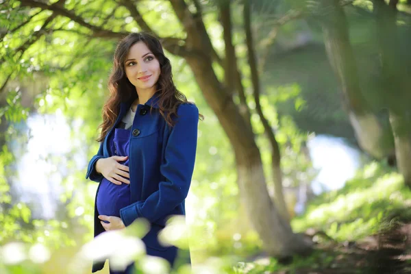 Беременная Женщина Прогулке Парке — стоковое фото