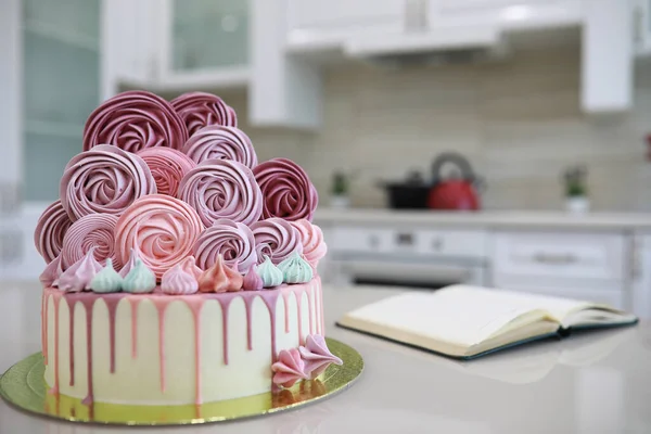 Schöne Festliche Kuchenkekse Mit Verschiedenen Cremes Und Dekorieren — Stockfoto