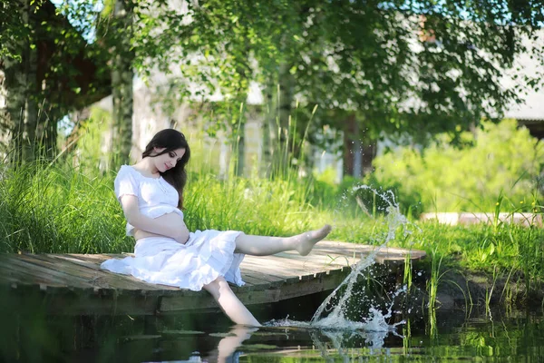 Mulher Grávida Natureza Para Verão Passeio — Fotografia de Stock