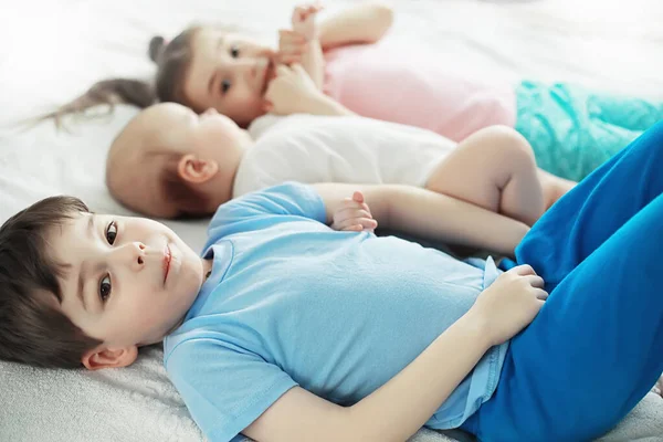Bambini Sono Sdraiati Sul Letto Accanto Neonato Sorellina Emozioni Dei — Foto Stock