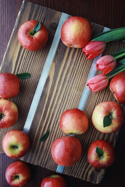 Φρέσκα Μήλα Μια Ξύλινη Σανίδα Συγκομιδή Κόκκινων Μήλων Φρούτα Και — Φωτογραφία Αρχείου