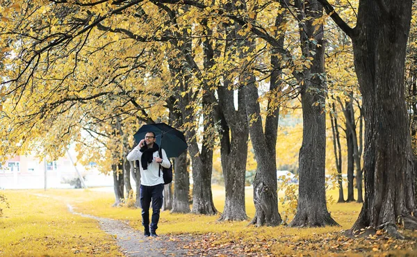 Joven Gafas Camina Por Parque Con Paraguas Durante Lluvia — Foto de Stock