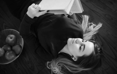 Genç bir kız büyük bir dairede dinleniyor.