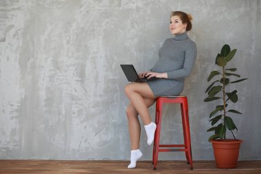 Evde poz veren hamile ve güzel bir kız.