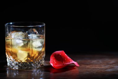 Tahta tezgahta buzlu sert bir alkollü içecek. Buzlu viski alayım. Bardakla soğuk bir içecek..