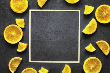 Taş masada turuncu turunçgil meyvesi. Turuncu arkaplan.