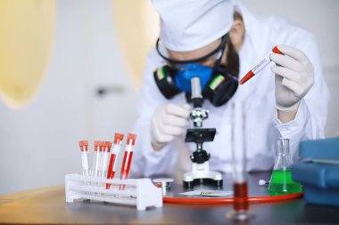 Laboratuvardaki bir bilim adamı viral zatürreenin tedavisi için ilaçları test ediyor. Hastalıklı hastaların Coronovirus kan testi. Dünya salgını.