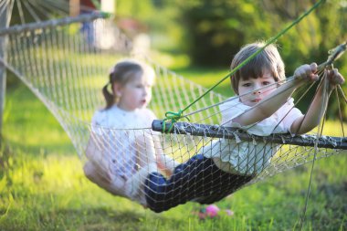 Aile doğada dinleniyor. Temiz havada tatil yapmak için. Hafta sonu çocukları parkta oynuyor..