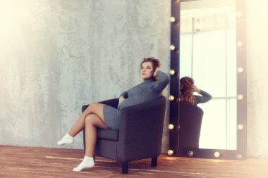 Evde poz veren hamile ve güzel bir kız.