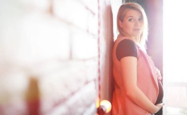 Dokuzuncu ayda hamile ve güzel bir kız.