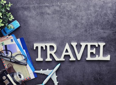 Uçak bileti ve uçuş için pasaport. Seyahat konsepti bilet rezervasyonu.