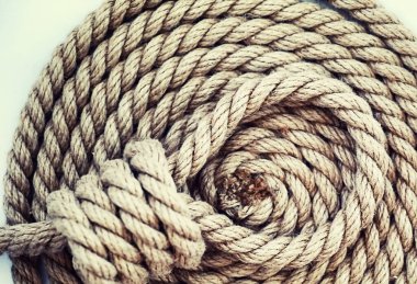 Skeine bağlanmış kalın bir ip. Dekorasyon ve tasarım için kenevir ipi. Balıkçılık ipinin arka planı.