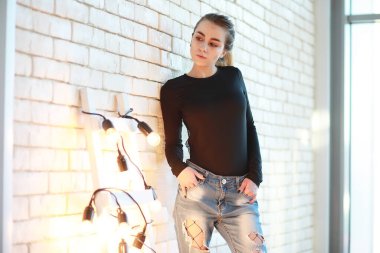 Genç bir kız öğrenci rahat bir odada dinleniyor.