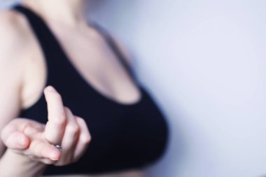 Kötü görüş kavramı. Kontak lens ve gözlüğü elinizde tutun. Reklam gözlükleri ve lensler için poster.