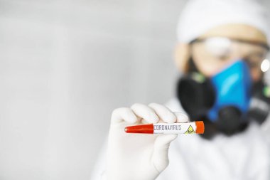 Laboratuvardaki bir bilim adamı viral zatürreenin tedavisi için ilaçları test ediyor. Hastalıklı hastaların Coronovirus kan testi. Dünya salgını.