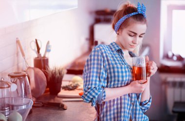 Sevimli Genç kız mutfakta yemek hazırlar