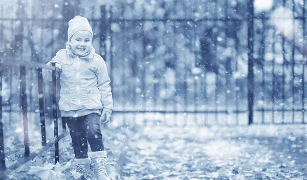 Crianças Caminham Parque Com Primeira Neve — Fotografia de Stock