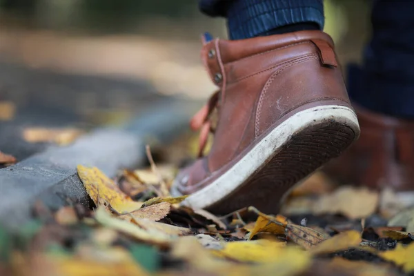 Autumn Park Homem Caminhando Longo Uma Folhagem Caminho — Fotografia de Stock