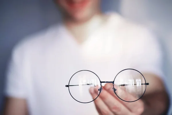 Kötü Görüş Kavramı Kontak Lens Gözlüğü Elinizde Tutun Reklam Gözlükleri — Stok fotoğraf