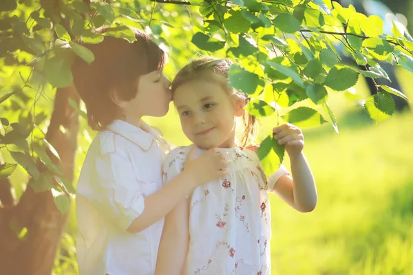 Familie Rust Natuur Vakantie Frisse Lucht Weekend Kinderen Spelen Het — Stockfoto