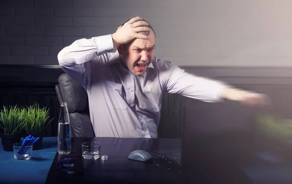 Hombre Sentado Mesa Trabajando Ordenador Portátil — Foto de Stock