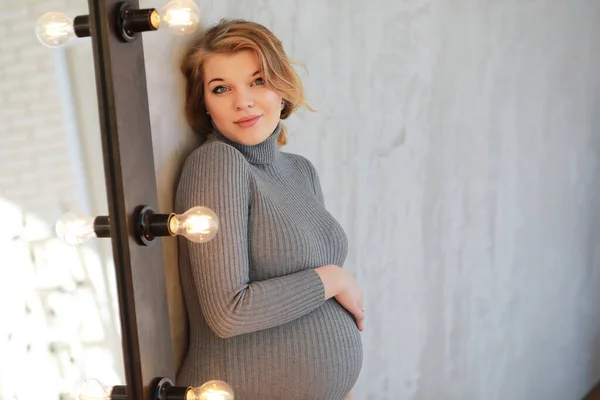 Embarazada Joven Hermosa Chica Hogar Posando — Foto de Stock