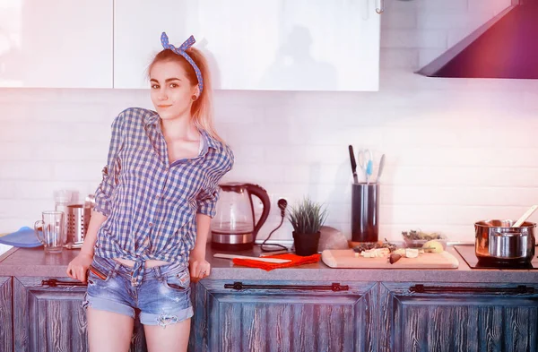 Uma Menina Bonita Cozinha Prepara Jantar — Fotografia de Stock