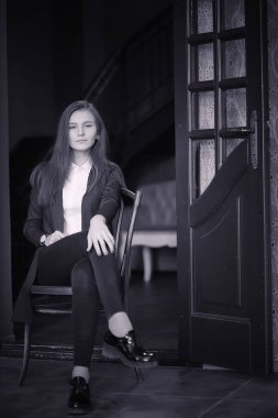 Bir kız kafede kahve içiyor. Bir kadın bir restoranda kahvaltı. Sabah kahve kız için coffee House