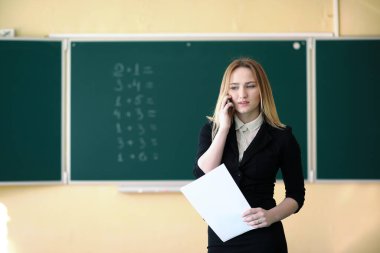 Clas sırasında genç öğretmen sınıfta.