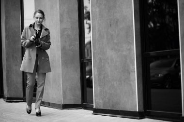 Güzel kadına bir iş toplantı siyah ve beyaz