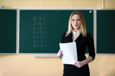 Clas sırasında genç öğretmen sınıfta.