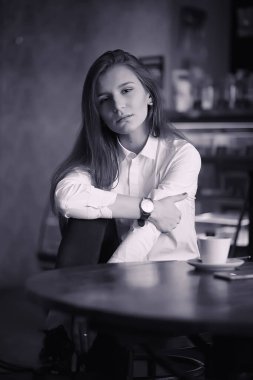 Bir kız kafede kahve içiyor. Bir kadın bir restoranda kahvaltı. Sabah kahve kız için coffee House