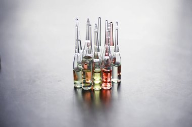 Kurbanları test etmek ve enfekte olanları tedavi etmek için ilaç ve test tüpleri. İlaçlı ampuller. İlaçlı test tüpleri..