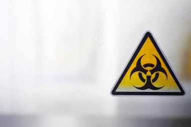 Karantinaya alın. Hastanenin cam kapısında karantina uyarısı var. Özel laboratuarlarda virüslü hastaların izole edilmesi. Virüs.
