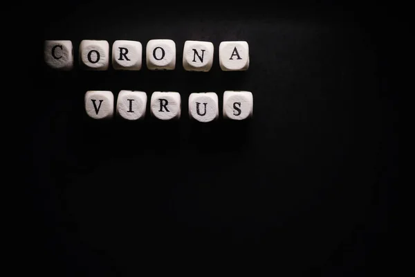 Kleine Buchstaben Würfeln Die Inschrift Virus Auf Dunklem Hintergrund Coronavirus — Stockfoto