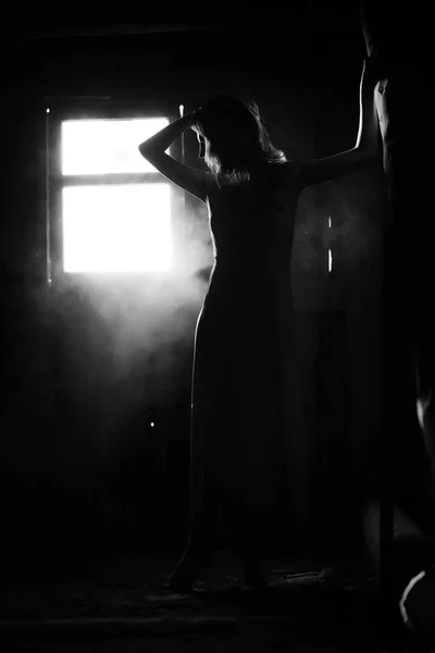 古いヒューズの窓の背景にドレスを着た美少女のシルエット — ストック写真