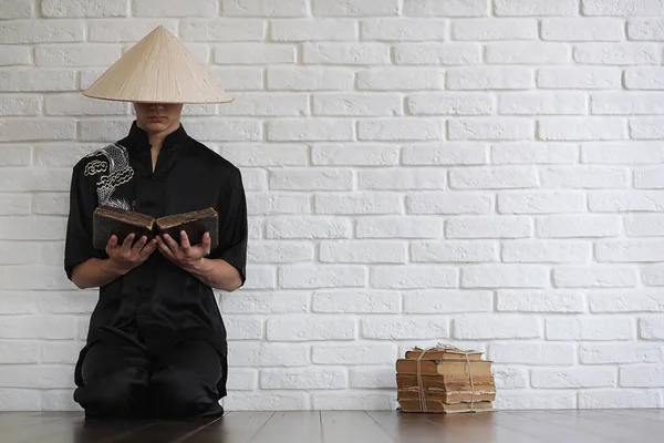 Asiatische Junge Neuling Auf Einem Weißen Backsteinmauer Backgroun — Stockfoto