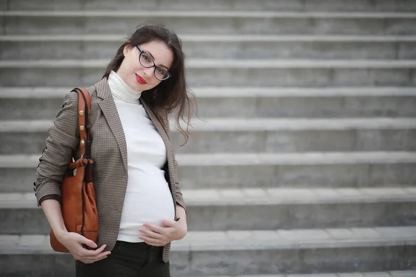 Беременная Женщина Разговаривает Телефону Улице Возле Здания — стоковое фото