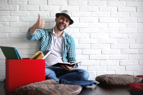 Ung Student Rummet Läser Tidningen Boken — Stockfoto