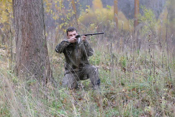 Homme Camouflage Armé Dans Une Ceinture Forêt Sur Cheval Printemps — Photo