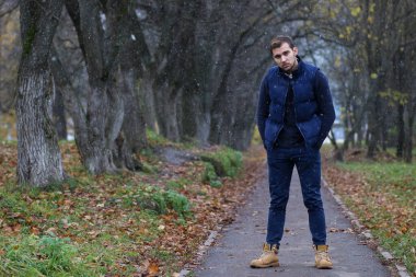 Genç sakallı adam sonbahar parkında