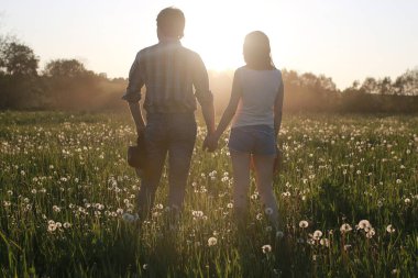 Yazın kırsalda yürüyüş yapan sevimli bir çift.