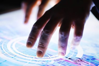 İş konsepti. Bilgi teknolojisi ve veri işleme. Ellerinizi ekran grafik verisinin üzerine koyun. Ticarette modern bir yazılım ürünü.