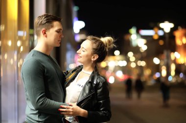 Güzel bir çift, gece şehir dışında buluşuyor.