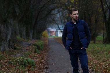 Genç sakallı adam sonbahar parkında