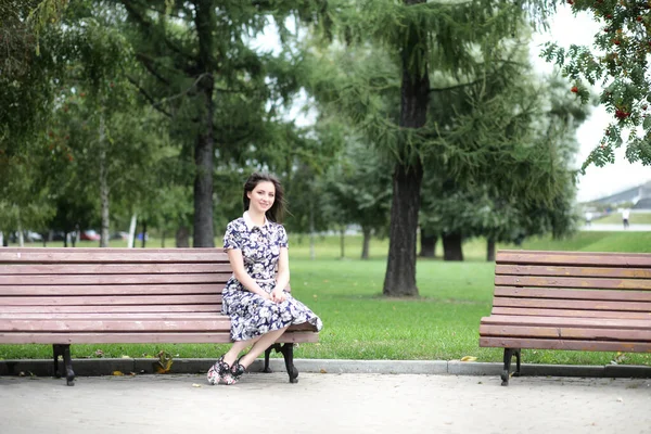 Hermosa Chica Vestidos Para Caminar Parque — Foto de Stock