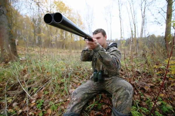 Kamuflajlı Silahları Olan Bir Adam Bir Bahar Köpeğinin Üzerinde Orman — Stok fotoğraf