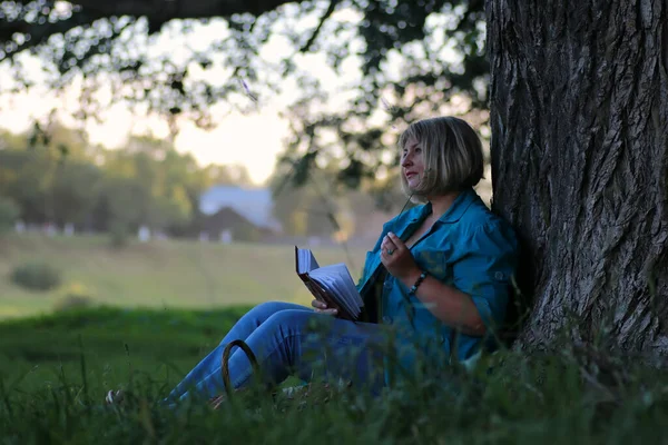 Mujer Árbol Del Parque Libro Lectura — Foto de Stock