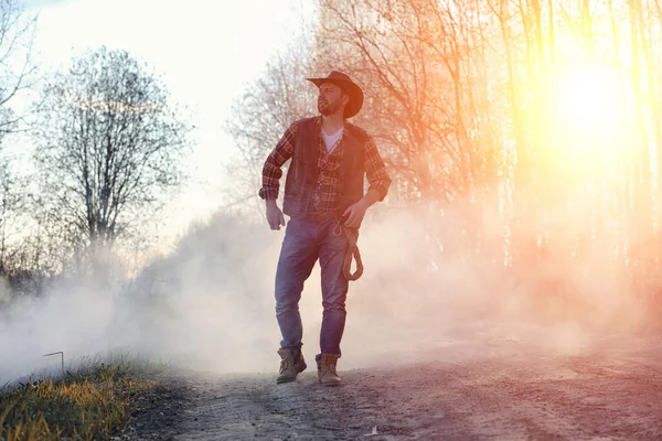 Egy Férfi Cowboy Kalapot Vesztest Visel Terepen Amerikai Farmer Egy — Stock Fotó